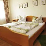 Holzapfel Pensión 3*